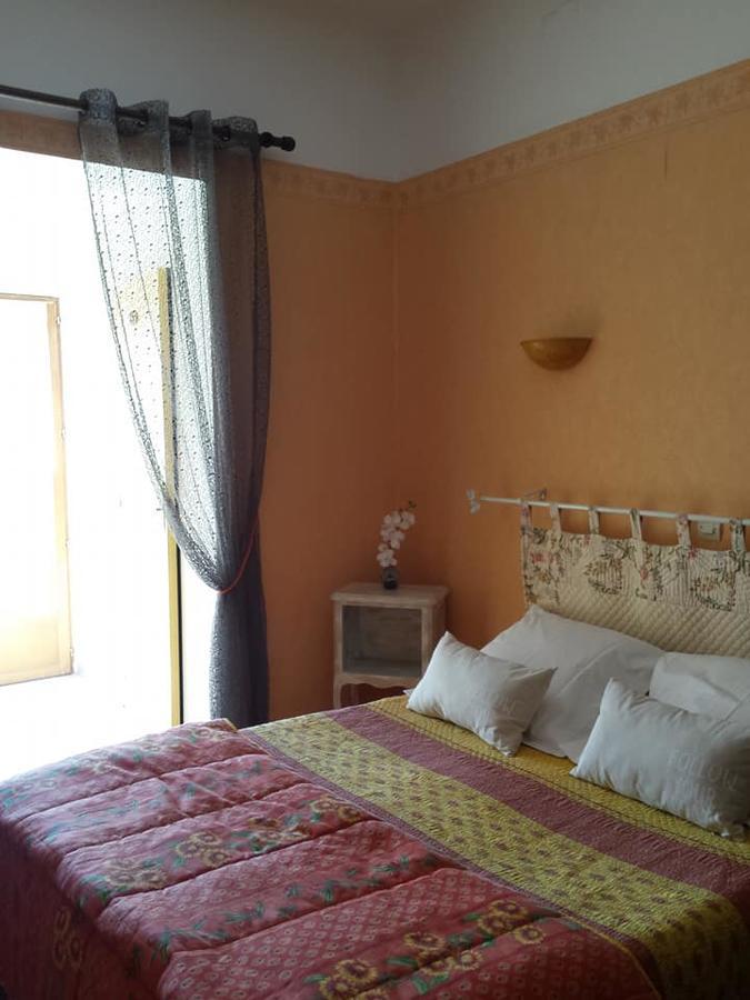 Hotel Font De Lauro Saumane-de-Vaucluse ภายนอก รูปภาพ
