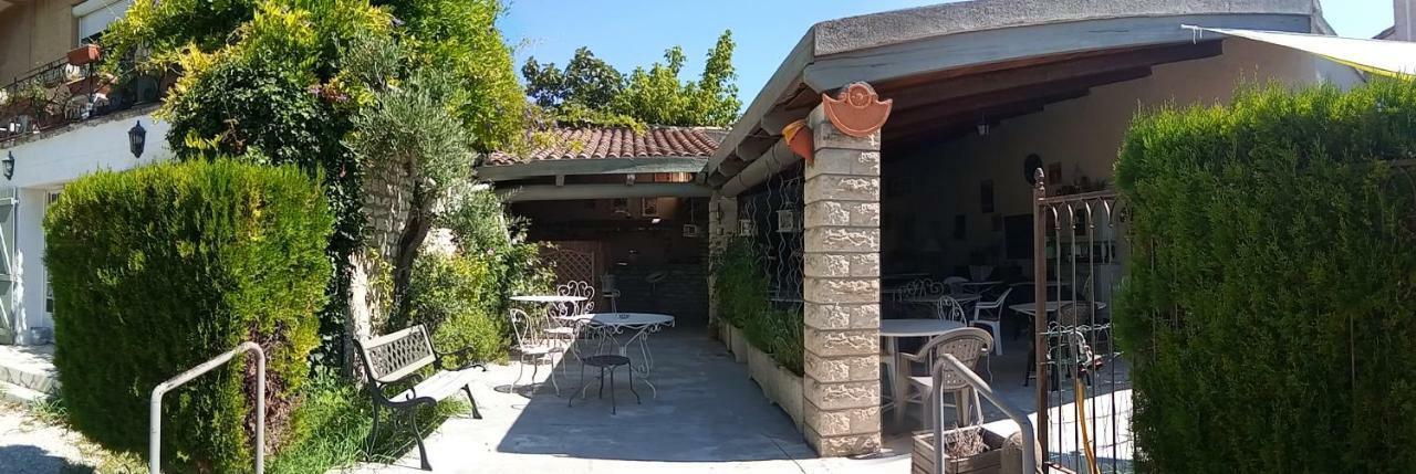 Hotel Font De Lauro Saumane-de-Vaucluse ภายนอก รูปภาพ