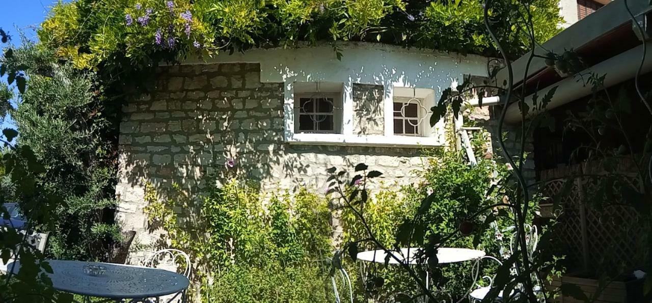 Hotel Font De Lauro Saumane-de-Vaucluse ภายนอก รูปภาพ
